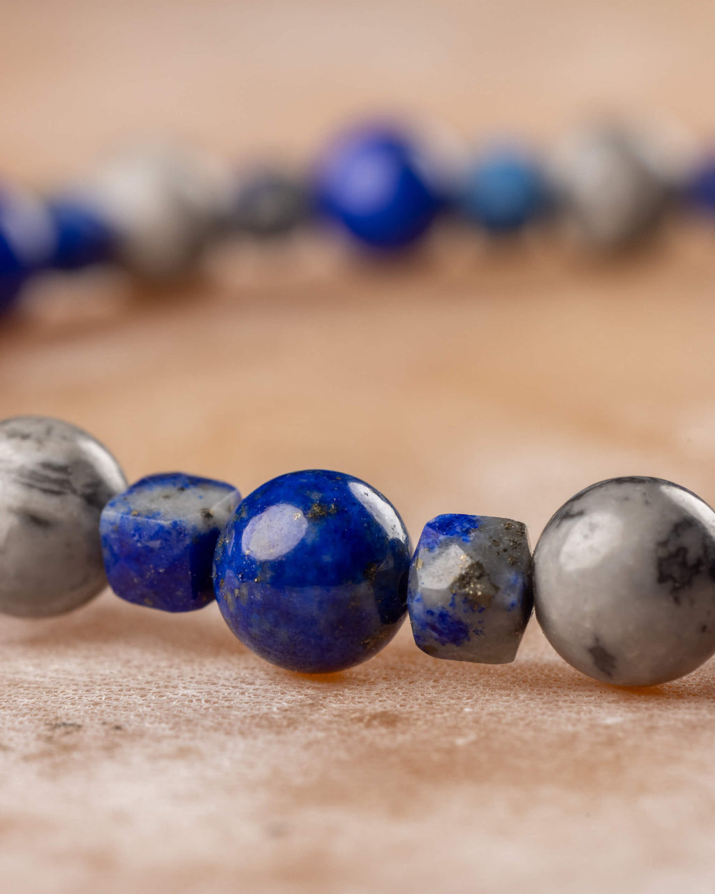 Detalle macro de las cuentas de Jaspe Mapa y Lapislázuli en la pulsera