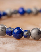 Detalle macro de las cuentas de Jaspe Mapa y Lapislázuli en la pulsera