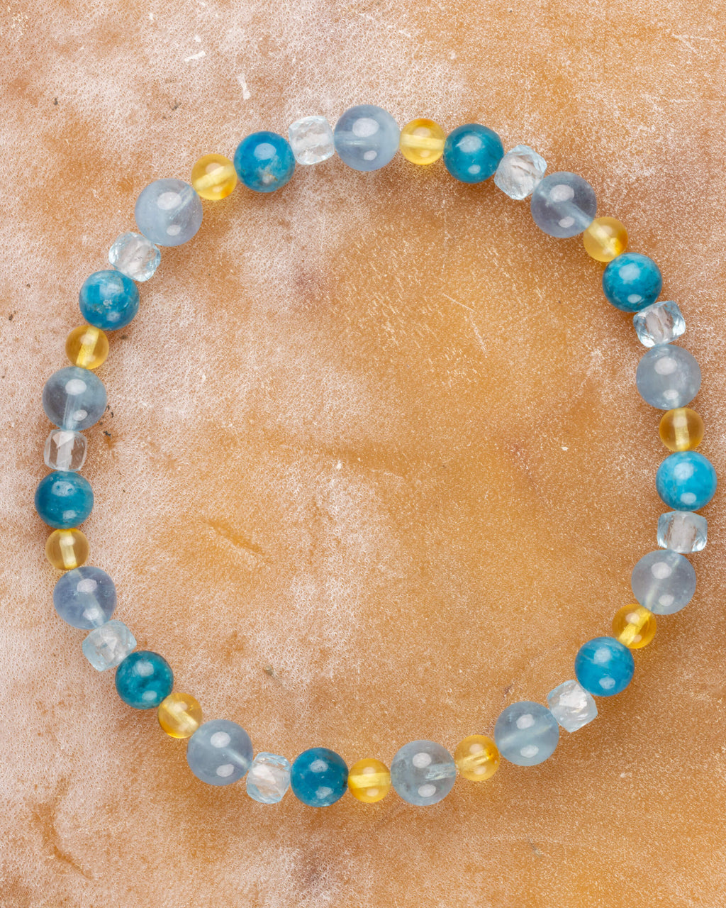 Pulsera de Aguamarina, Apatita Azul, Topacio Azul y Ámbar, pieza completa sobre superficie clara