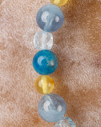 Detalle vertical de las cuentas de Aguamarina, Topacio Azul, Apatita Azul y Ámbar