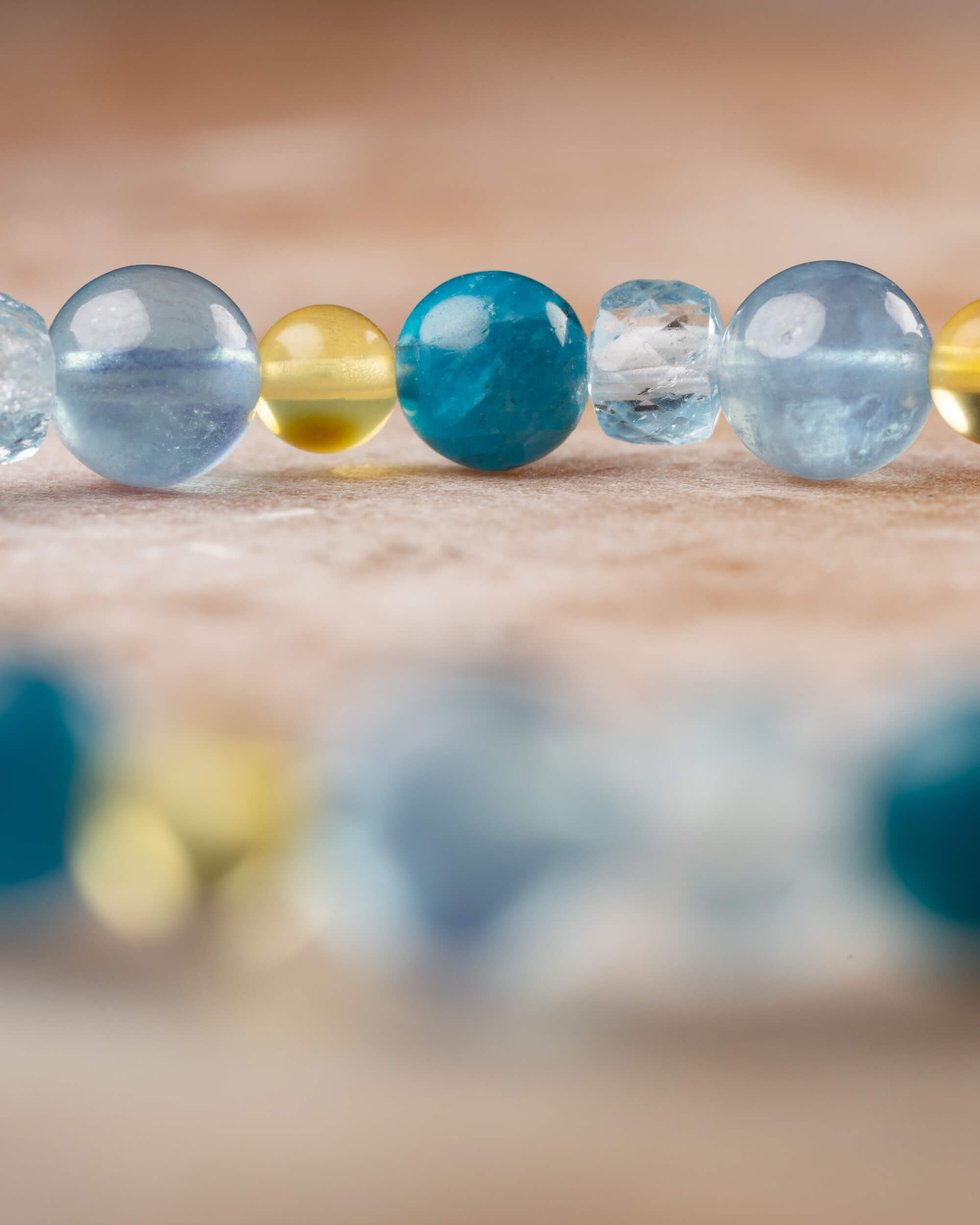 Detalle macro de las cuentas de Aguamarina, Ámbar, Apatita Azul y Topacio Azul