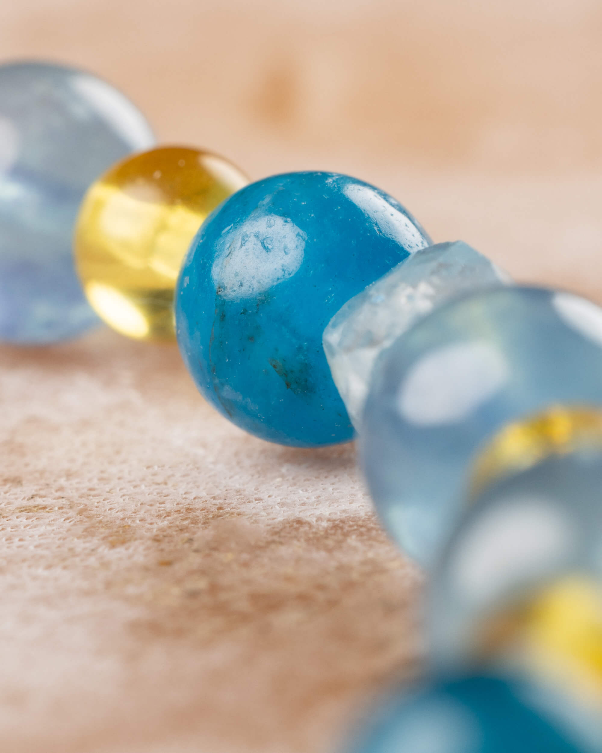 Detalle macro de las cuentas de Apatita Azul, Ámbar y Aguamarina