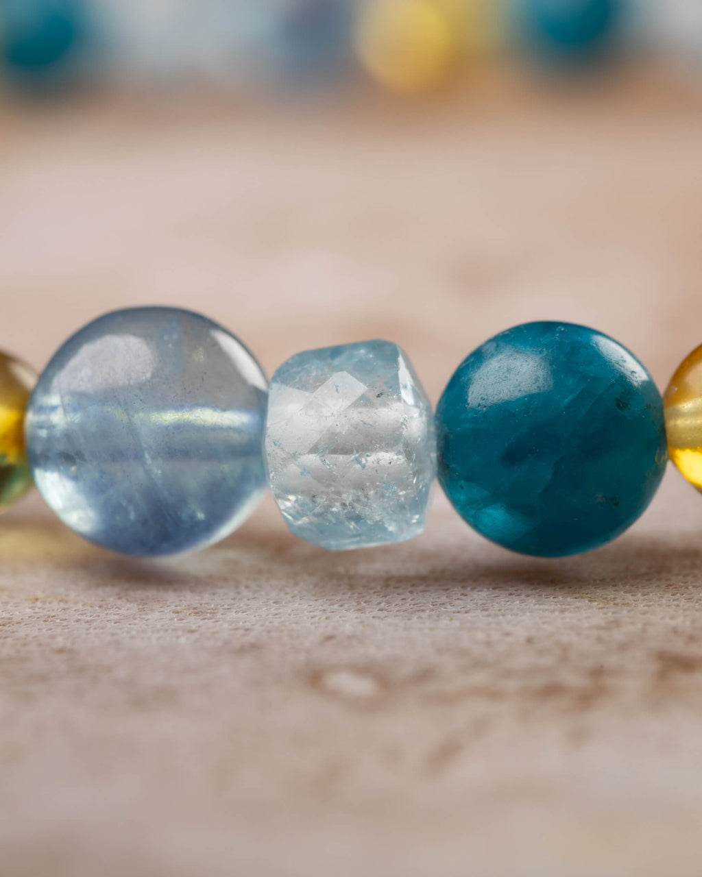 Detalle macro de las cuentas de Aguamarina, Topacio Azul y Apatita Azul