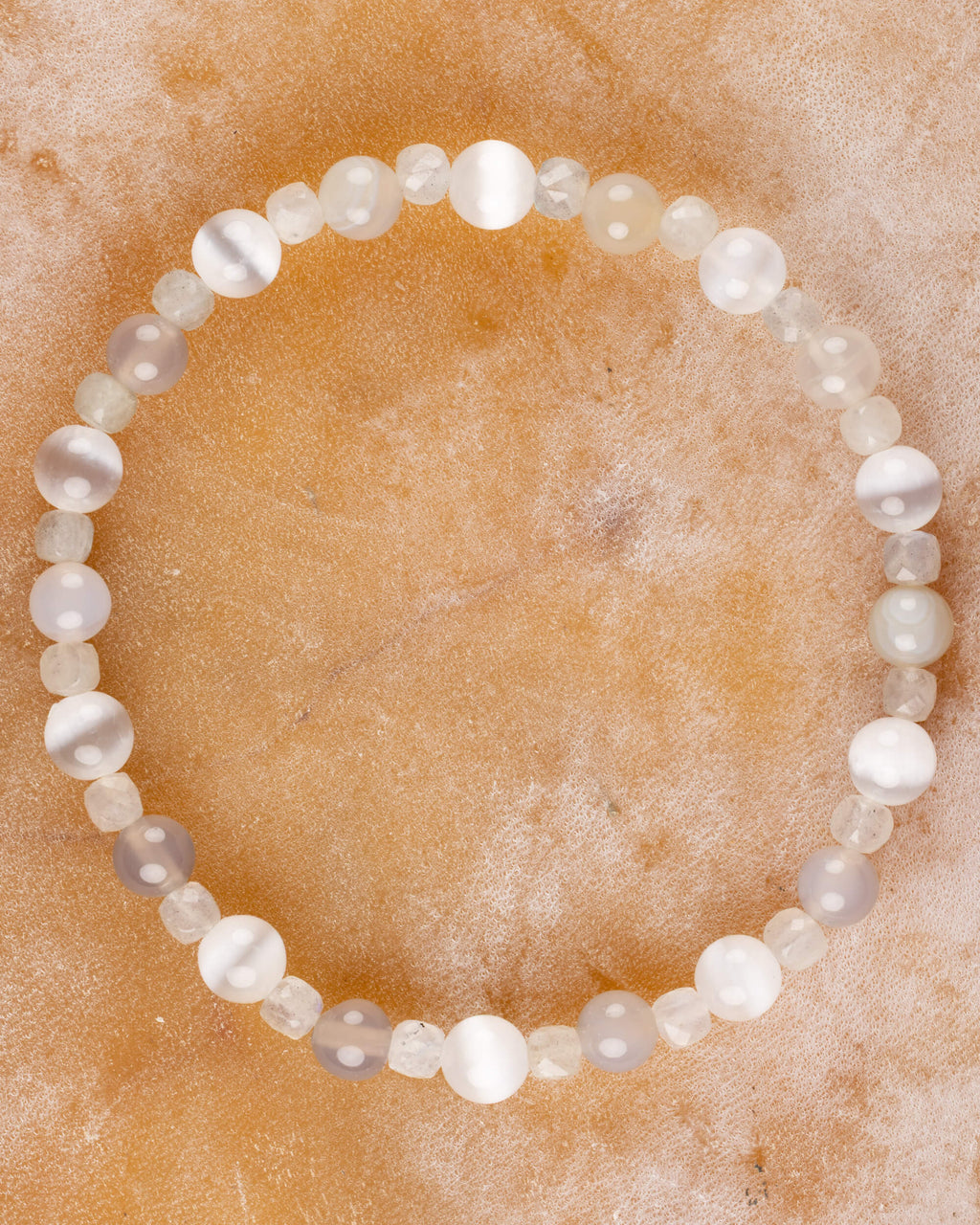 Pulsera de Labradorita, Ágata y Selenita, pieza completa sobre superficie de mármol claro