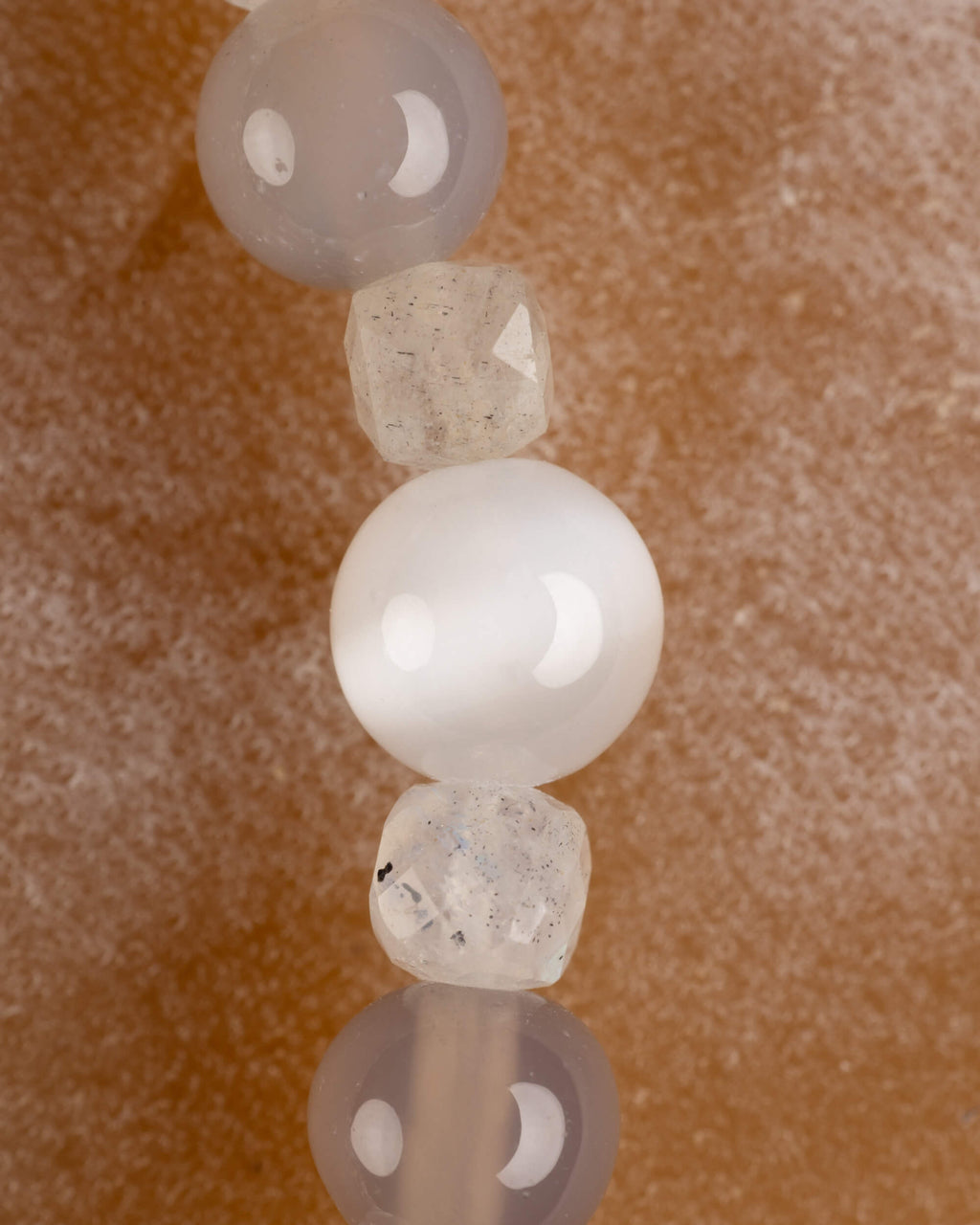 Detalle vertical de las cuentas de Ágata y Labradorita facetada