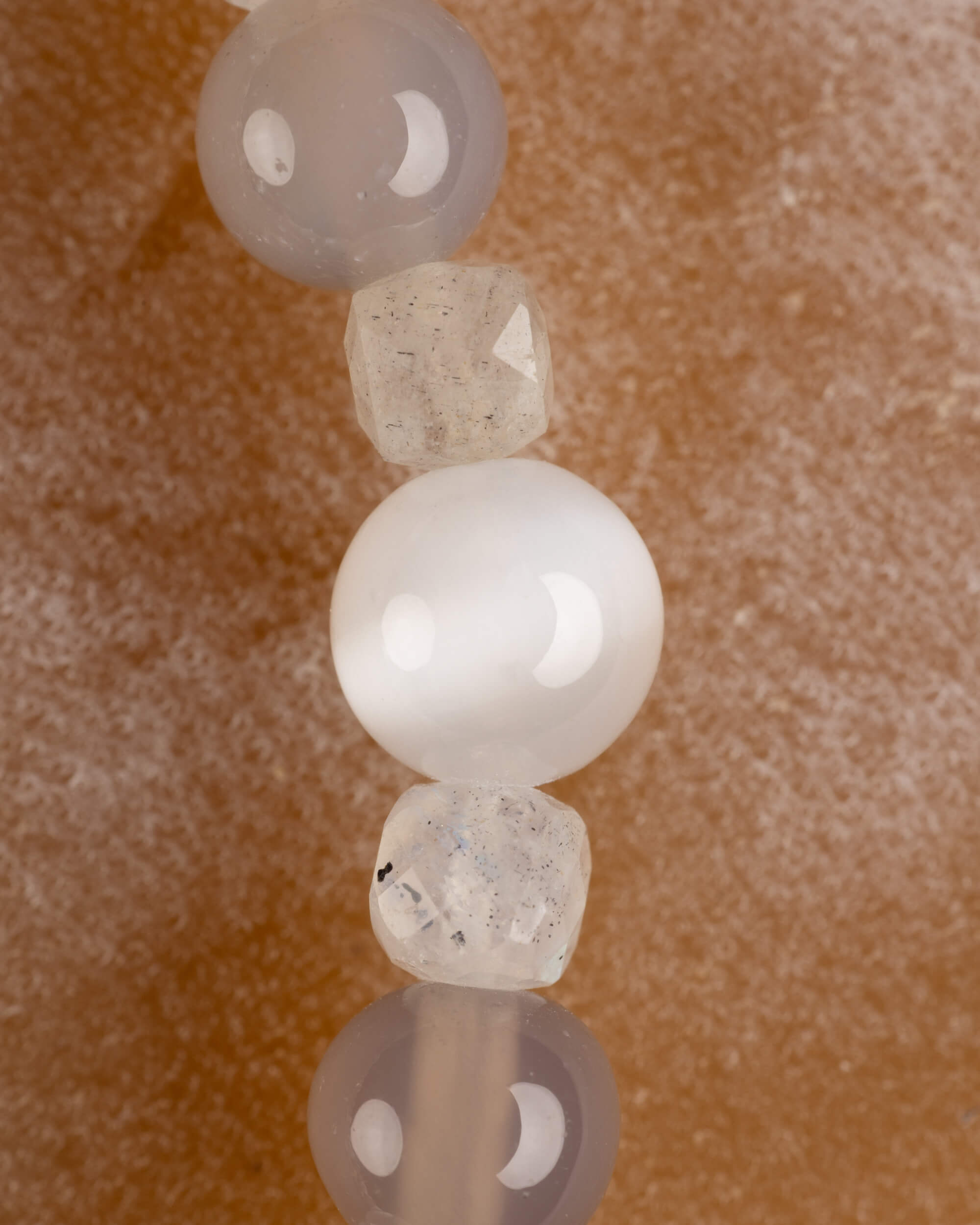 Detalle vertical de las cuentas de Ágata y Labradorita facetada