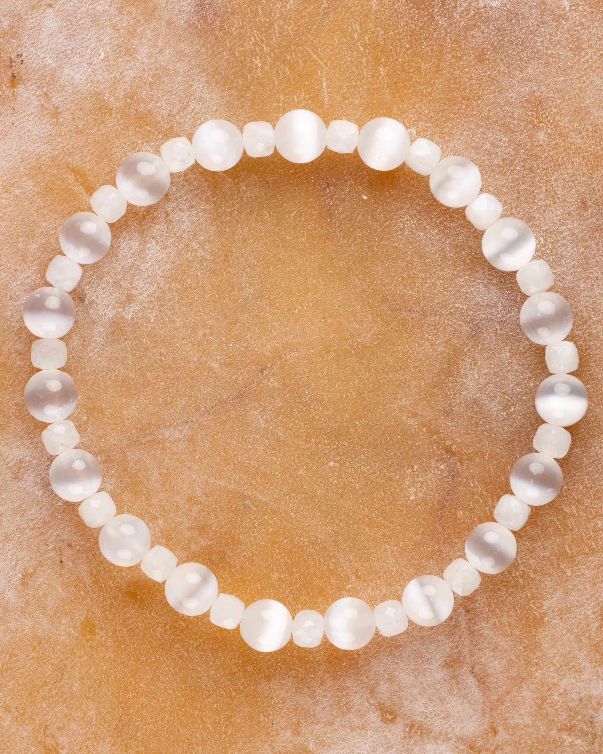 Pulsera de Selenita y Piedra Luna, pieza completa sobre superficie de mármol claro