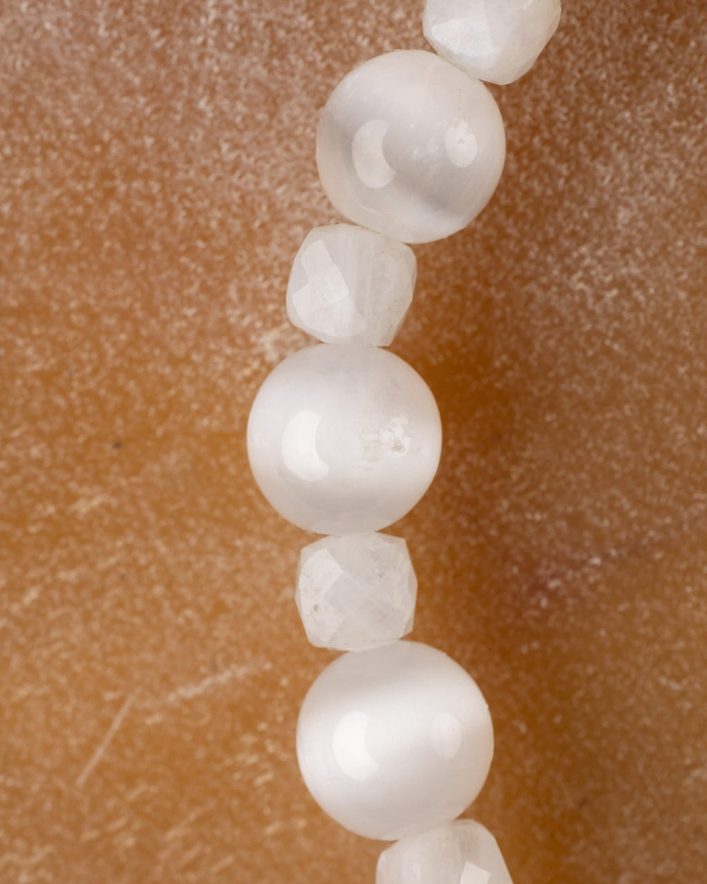 Detalle vertical de las cuentas de Selenita y Piedra Luna de la pulsera