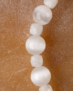 Detalle vertical de las cuentas de Selenita y Piedra Luna de la pulsera