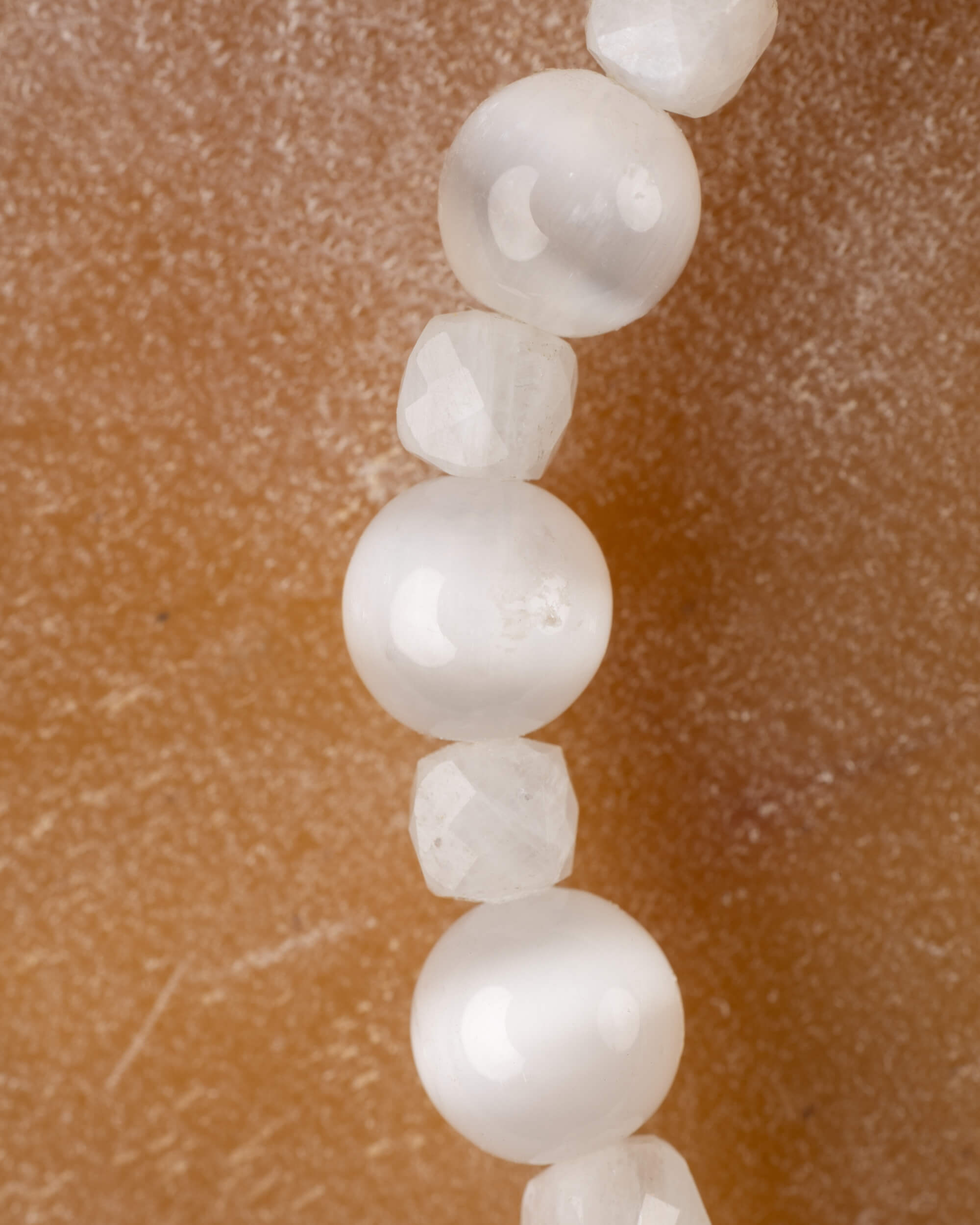 Detalle vertical de las cuentas de Selenita y Piedra Luna de la pulsera