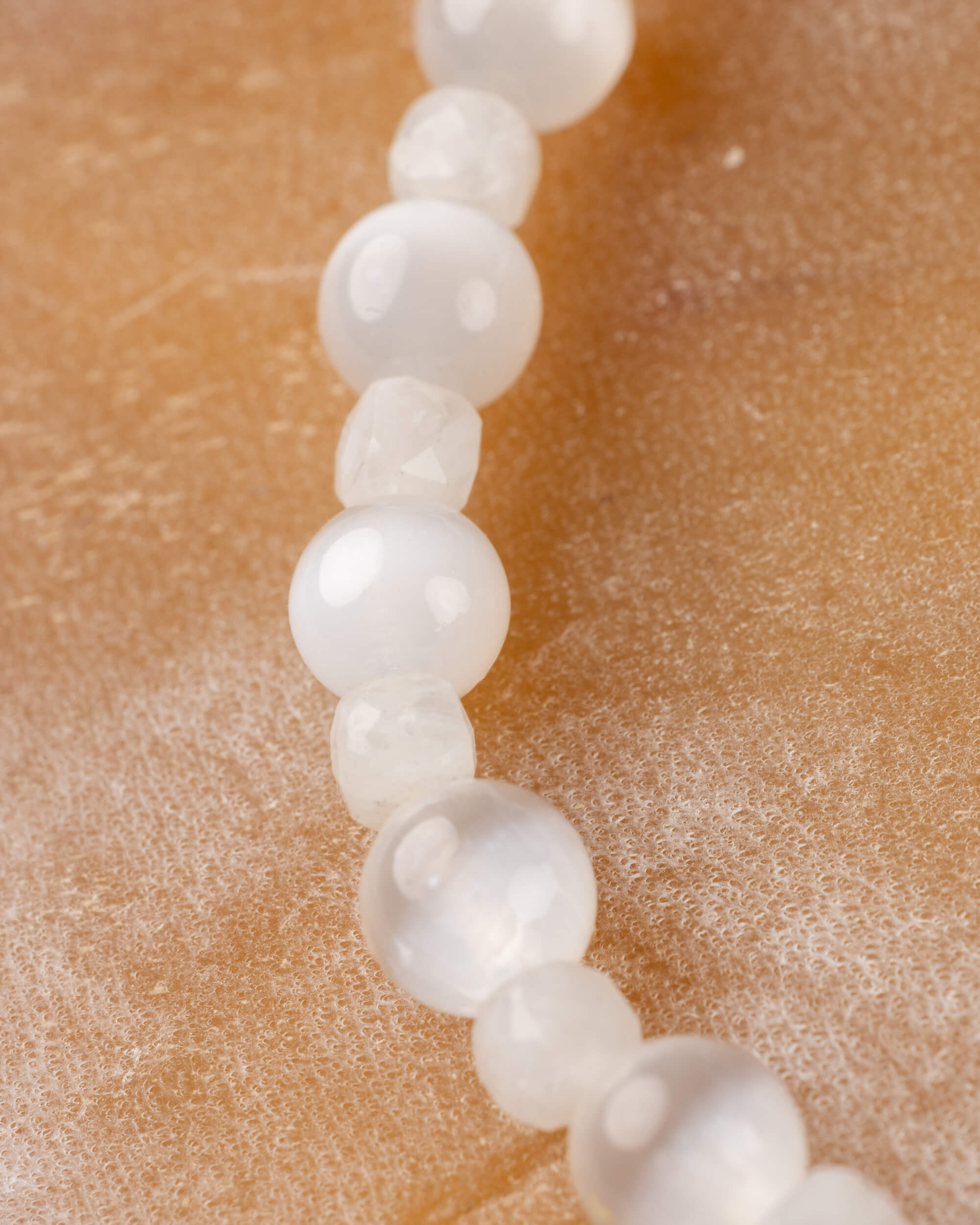 Pulsera de Selenita y Piedra Luna puesta, asomando desde el bolsillo
