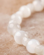 Detalle macro de las cuentas redondas de Piedra Luna y Selenita