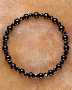 Pulsera de Espinela Negra y Turmalina Negra, pieza completa sobre superficie de mármol claro