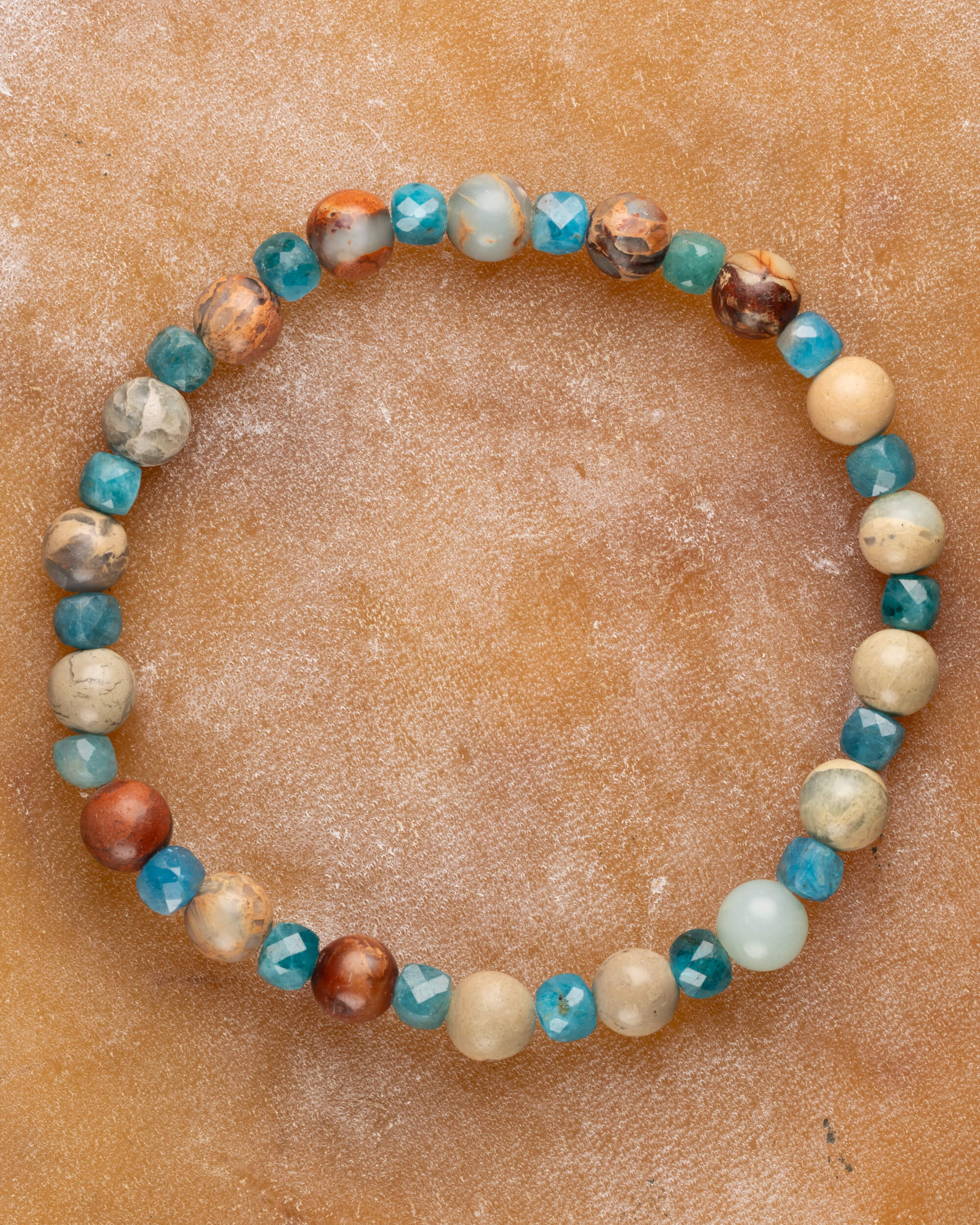 Pulsera de Apatita Azul y Shoushan, pieza completa sobre superficie de mármol claro