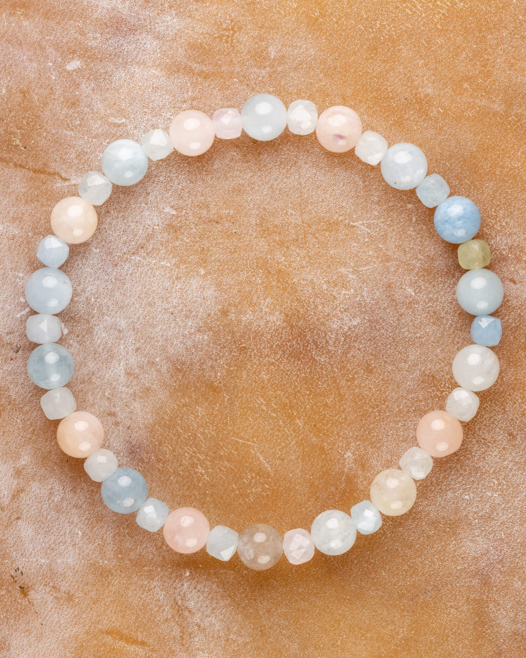 Pulsera de Morganita y Aguamarina, pieza completa en tonos rosa y azul palido sobre superficie clara