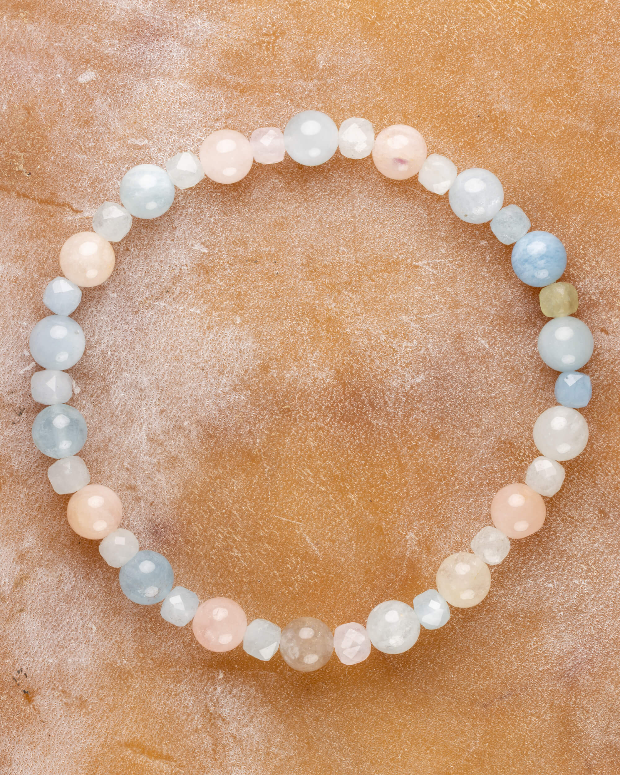 Pulsera de Morganita y Aguamarina, pieza completa en tonos rosa y azul palido sobre superficie clara