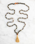 Japa Mala TetraCorazón con Pirita, Labradorita y Obsidiana Dorada, pieza completa en espiral sobre mármol