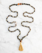 Japa Mala TetraCorazón con Pirita, Labradorita y Obsidiana Dorada, pieza completa en espiral sobre mármol