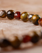 Vista lateral de las cuentas de Pietersita y Granate Espesartina de la pulsera