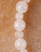 Vista vertical de las cuentas de Cuarzo Rosa de la pulsera