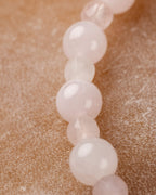 Vista lateral de las cuentas de Cuarzo Rosa alineadas de la pulsera