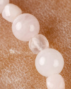 Detalle macro de las cuentas de Cuarzo Rosa con una faceta transparente