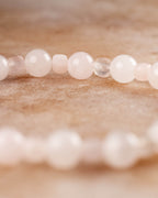 Vista lateral de las cuentas de Cuarzo Rosa de la pulsera