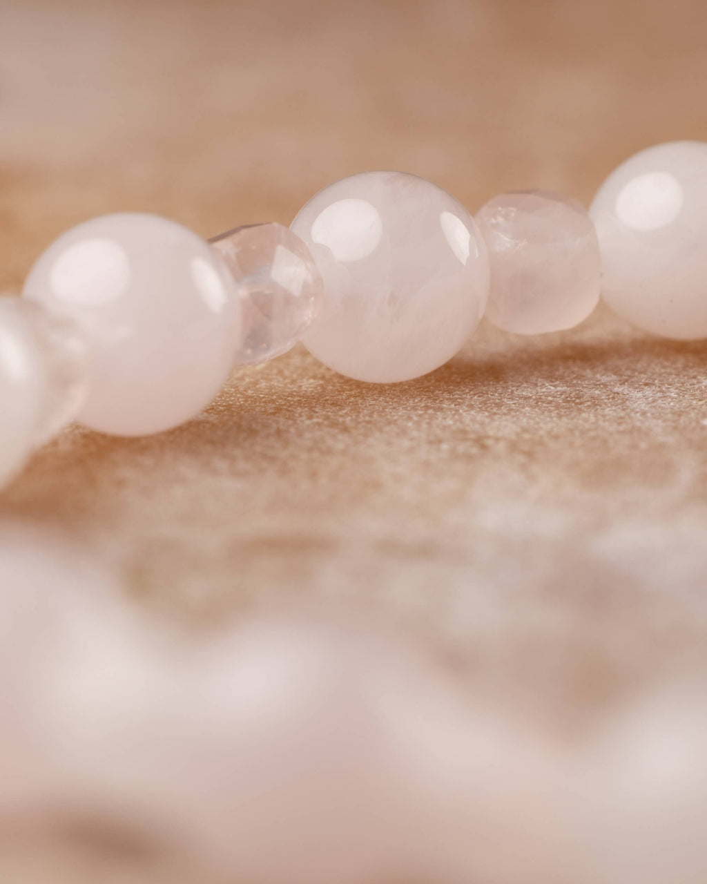 Detalle macro de las cuentas facetadas y esféricas de Cuarzo Rosa
