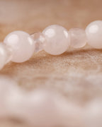 Detalle macro de las cuentas facetadas y esféricas de Cuarzo Rosa