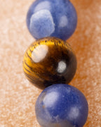 Detalle macro de las cuentas de Sodalita y Ojo de Tigre