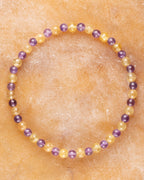 Pulsera de Amatista y Cuarzo Rutilado, pieza completa en círculo sobre superficie clara