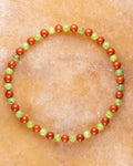 Pulsera de Jaspe Rojo y Jade Verde, pieza completa en círculo sobre superficie clara