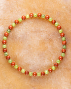 Pulsera de Jaspe Rojo y Jade Verde, pieza completa en círculo sobre superficie clara