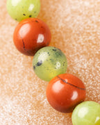 Detalle macro de las cuentas de Jade Verde y Jaspe Rojo
