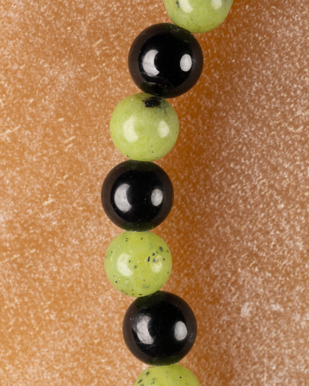 Detalle vertical de las cuentas de Jade Verde y Turmalina Negra