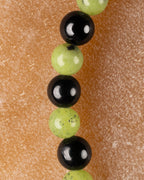 Detalle vertical de las cuentas de Jade Verde y Turmalina Negra