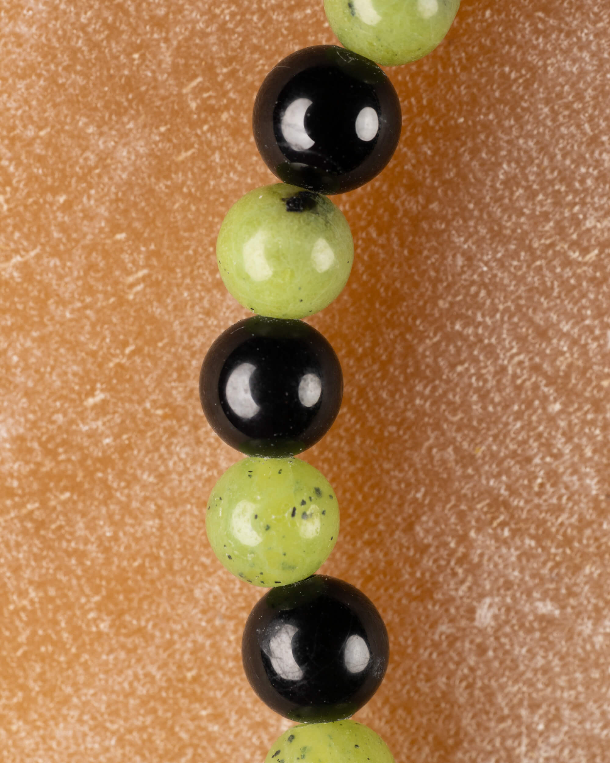 Detalle vertical de las cuentas de Jade Verde y Turmalina Negra
