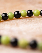 Vista lateral de la pulsera de Turmalina Negra y Jade Verde en fila