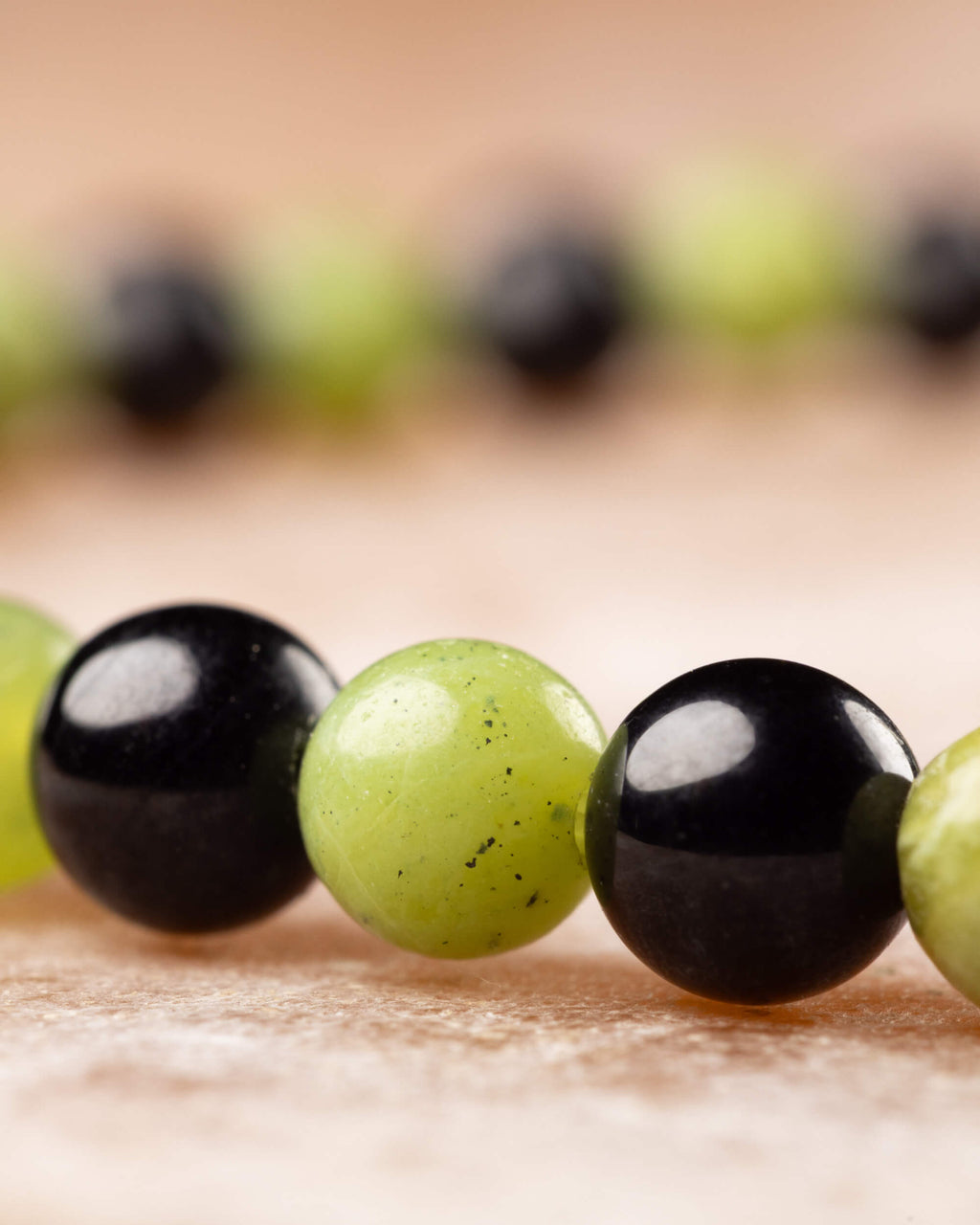 Detalle macro de las cuentas de Jade Verde y Turmalina Negra
