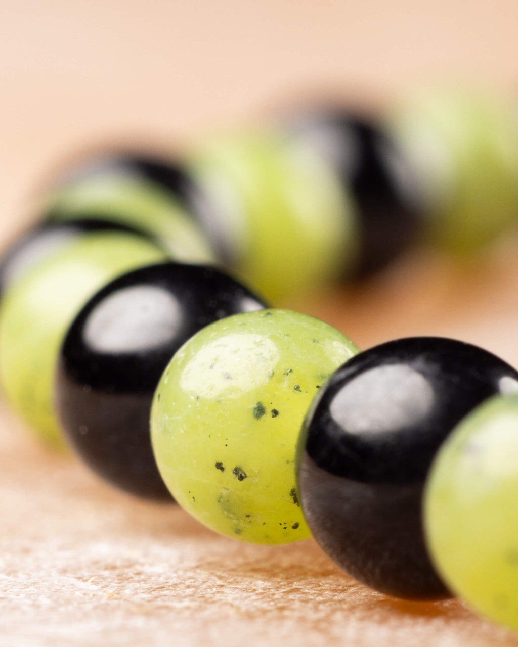 Detalle macro de las cuentas de Turmalina Negra y Jade Verde
