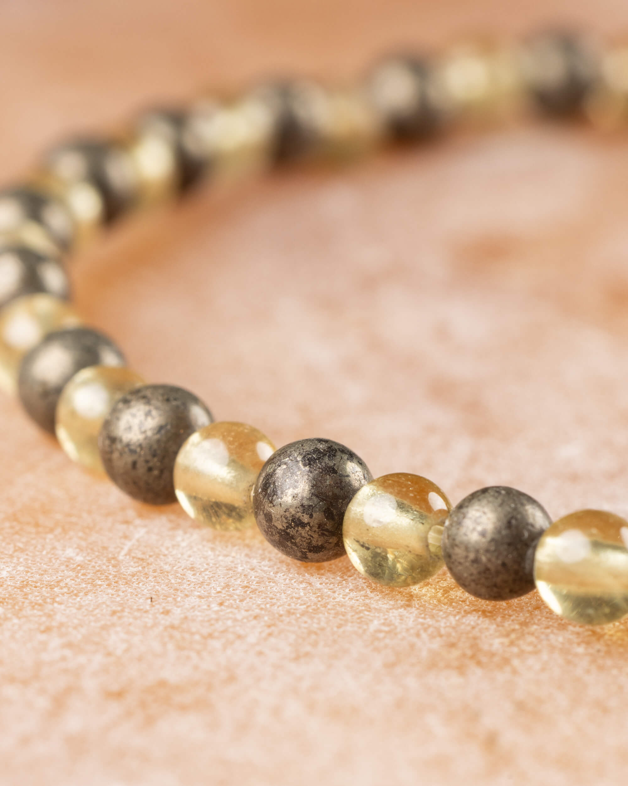 Pulsera de Cuarzo Rutilado y Pirita en curva, cuentas en primer plano