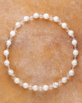 Pulsera de Howlita y Cuarzo Transparente, pieza completa en círculo sobre superficie clara