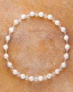 Pulsera de Howlita y Cuarzo Transparente, pieza completa en círculo sobre superficie clara