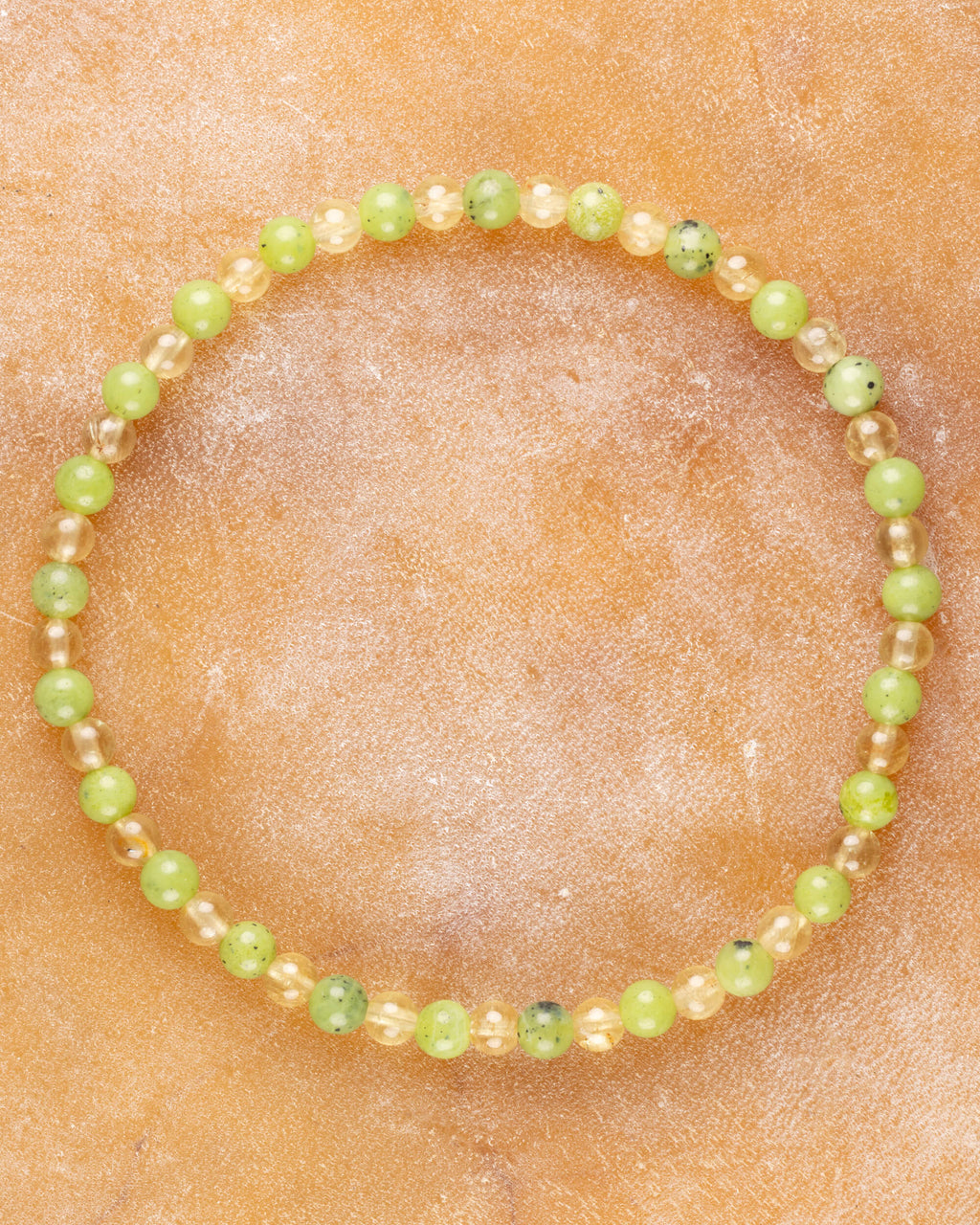 Pulsera de Jade Verde y Cuarzo Rutilado, pieza completa en círculo sobre superficie clara