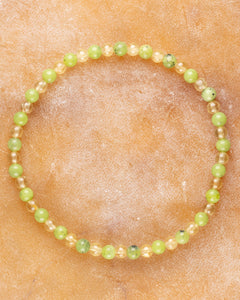Pulsera de Jade Verde y Cuarzo Rutilado, pieza completa en círculo sobre superficie clara