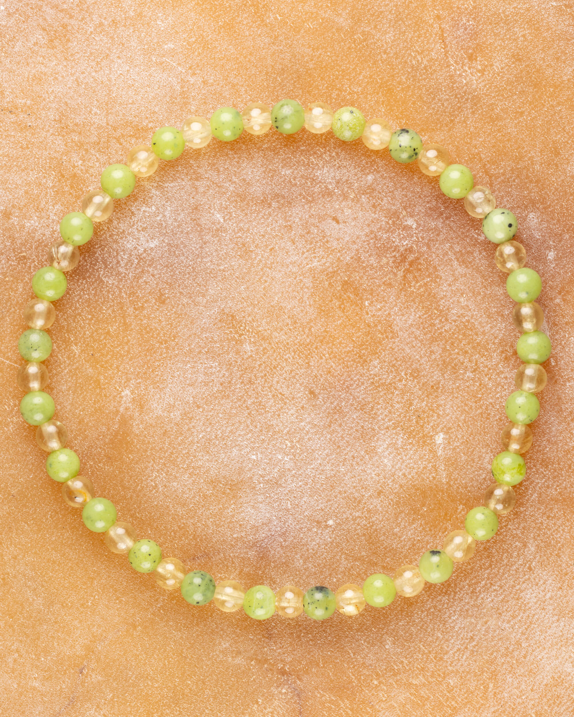 Pulsera de Jade Verde y Cuarzo Rutilado, pieza completa en círculo sobre superficie clara