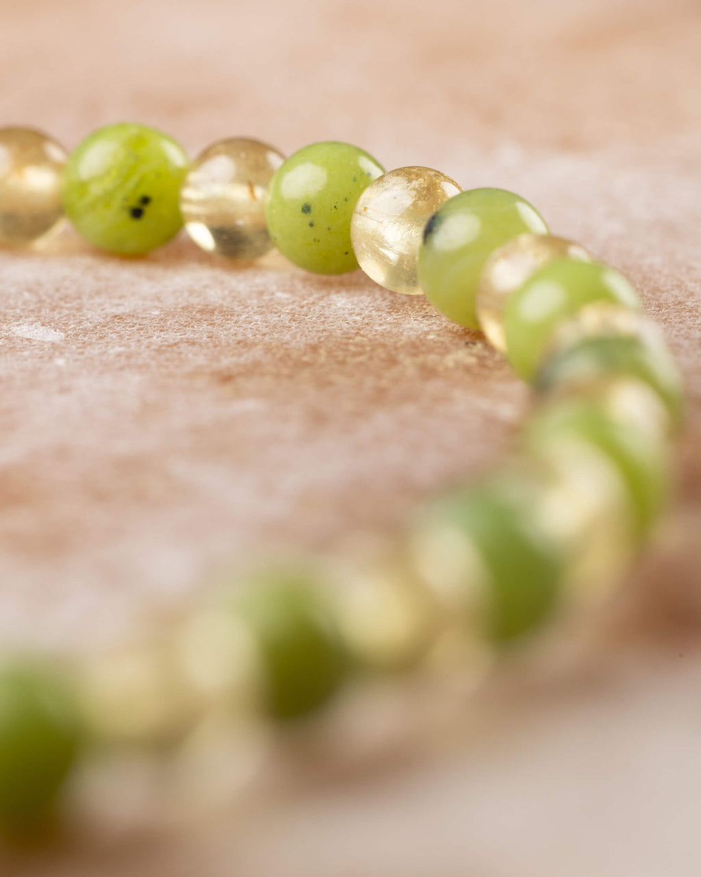 Detalle macro de las cuentas de Jade Verde y Cuarzo Rutilado