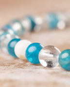 Detalle macro de las cuentas de Apatita Azul, Cuarzo Transparente y una cuenta blanca