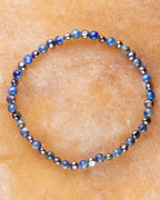 Pulsera de Lapislázuli y Perla Negra, pieza completa sobre superficie cálida