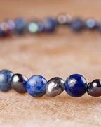Pulsera de Lapislázuli y Perla Negra en perspectiva curva sobre superficie clara